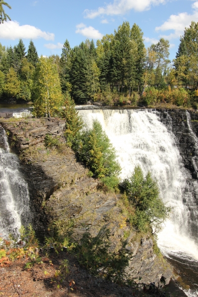 Kakabeka Falls showing outcropping splitting falls (dig)-Ontario